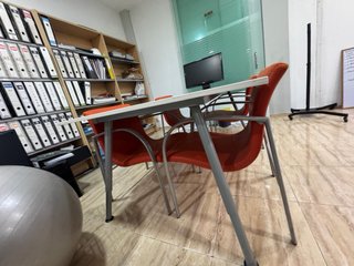 Mesa de oficina blanca y naranja