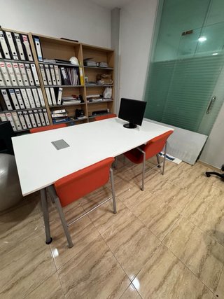 Mesa de oficina blanca y naranja
