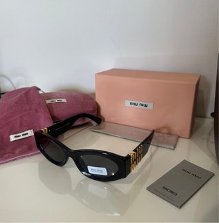 Gafas de sol Miu Miu negras y doradas