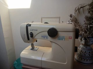 Máquina de coser beige