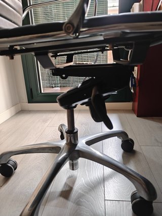 Silla de oficina copia Vitra Eames EA-117 Negra