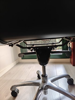 Silla de oficina copia Vitra Eames EA-117 Negra