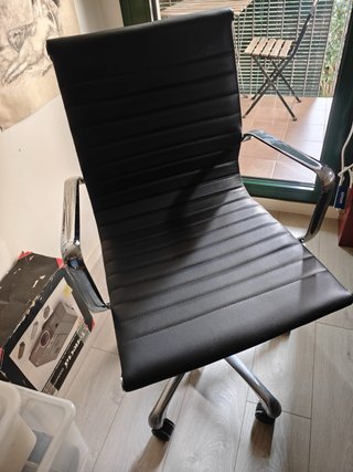 Silla de oficina copia Vitra Eames EA-117 Negra