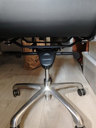 Silla de oficina copia Vitra Eames EA-117 Negra