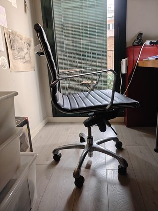 Silla de oficina copia Vitra Eames EA-117 Negra