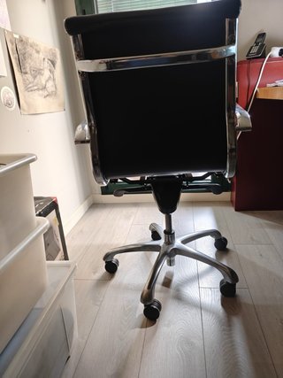 Silla de oficina copia Vitra Eames EA-117 Negra