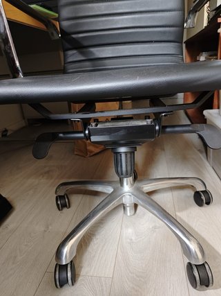 Silla de oficina copia Vitra Eames EA-117 Negra