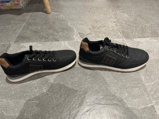 Zapatillas Mustang Negras y Marrones