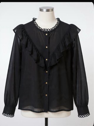 Blusa negra con volantes y botones dorados