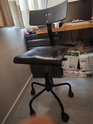 Silla de oficina negra con ruedas