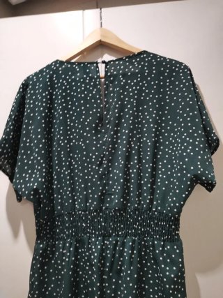 Mono verde con lunares blancos