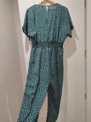 Mono verde con lunares blancos