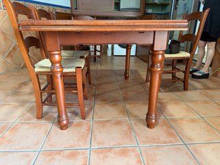 Conjunto mesa y 5 sillas de madera