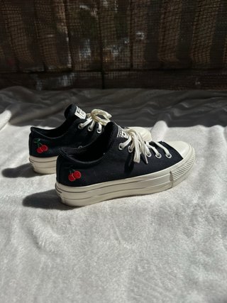 Converse plataforma negras con cerezas - nuevas.