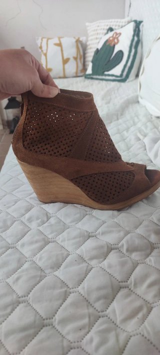 Botines de cuña con perforaciones