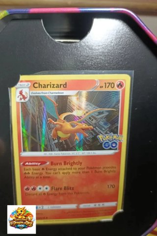 Lata y Carta Charizard Holográfica Pokémon GO