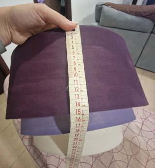 Lámpara de techo morada y blanca