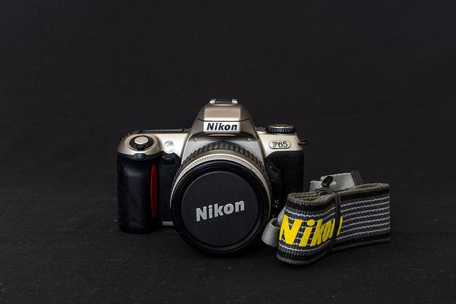 Nikon F65 Cámara Analógica Plata y Negra