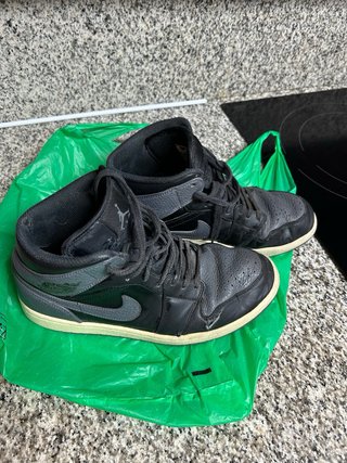 Nike Air Jordan 1 MID Negro/Gris