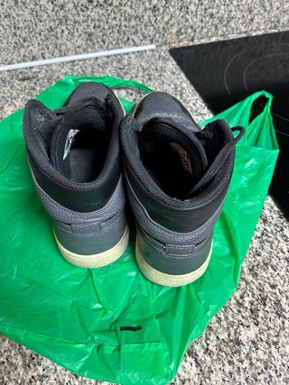 Nike Air Jordan 1 MID Negro/Gris