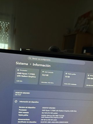 Ordenador completo con monitor, teclado y ratón.