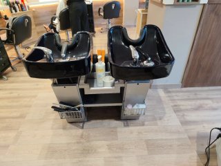 2 Lavacabezas de peluqueria y 5 sillones.