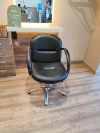 2 Lavacabezas de peluqueria y 5 sillones.