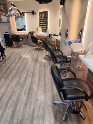 2 Lavacabezas de peluqueria y 5 sillones.