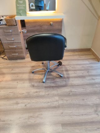 2 Lavacabezas de peluqueria y 5 sillones.