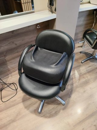 2 Lavacabezas de peluqueria y 5 sillones.