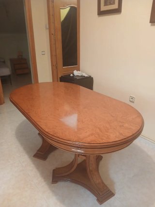 Mesa de comedor ovalada de madera