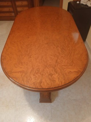 Mesa de comedor ovalada de madera