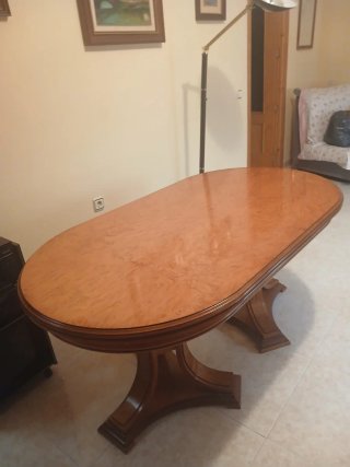 Mesa de comedor ovalada de madera