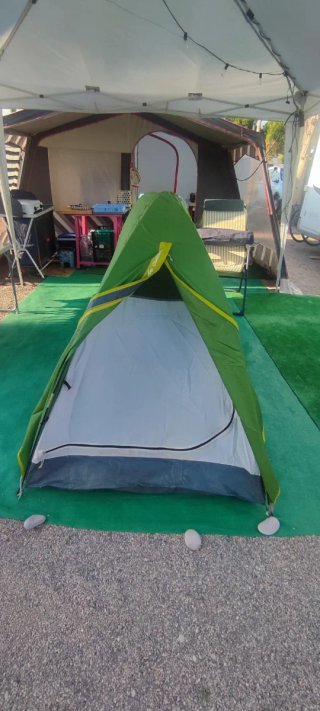 Tienda de campaña verde Quechua