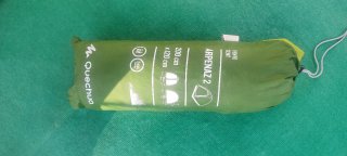 Tienda de campaña verde Quechua