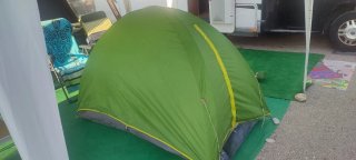 Tienda de campaña verde Quechua