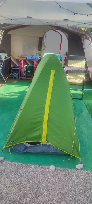 Tienda de campaña verde Quechua