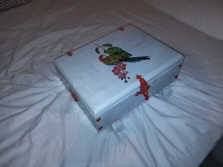 Caja antigua restaurada con pájaro