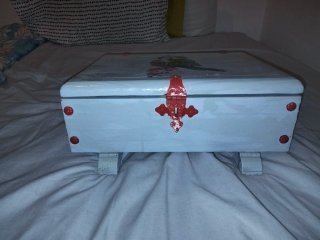 Caja antigua restaurada con pájaro