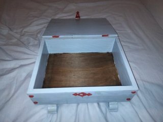 Caja antigua restaurada con pájaro