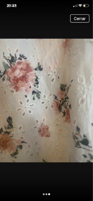 Blusa blanca con calado y flores rosas