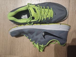 Nike Revolution 2 gris y verde