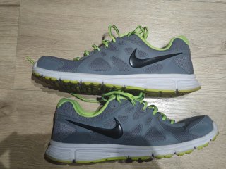 Nike Revolution 2 gris y verde