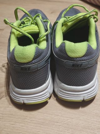 Nike Revolution 2 gris y verde