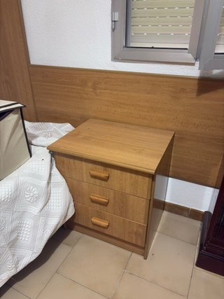 Estantería de madera oscura y mesilla