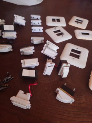 Enchufes y mecanismos eléctricos antiguos