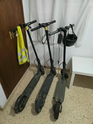 3 Patinetes Eléctricos (2 para repuesto).