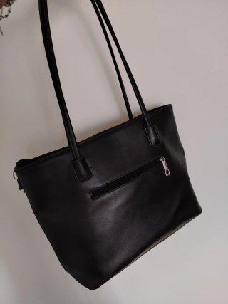 Borsa nera con borchie