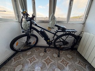Bicicleta eléctrica negra