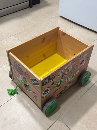 Carro de madera para juguetes